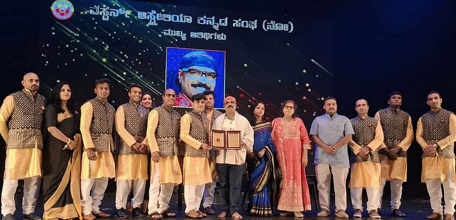 <div class="paragraphs"><p>ಆಸ್ಟ್ರೇಲಿಯಾದ ಪರ್ಥ್ನಲ್ಲಿ ಶನಿವಾರ ನಡೆದ ಕರ್ನಾಟಕ ರಾಜ್ಯೋತ್ಸವದಲ್ಲಿ ವೆಸ್ಟರ್ನ್ ಕನ್ನಡ ಸಂಘದವರು ಕಿಕ್ಕೇರಿ ಕೃಷ್ಣಮೂರ್ತಿ ಅವರಿಗೆ ‘ವಿಶ್ವ ಕನ್ನಡ ಕಣ್ಮಣಿ’ ಪ್ರಶಸ್ತಿ ನೀಡಿ ಗೌರವಿಸಿದರು</p></div>