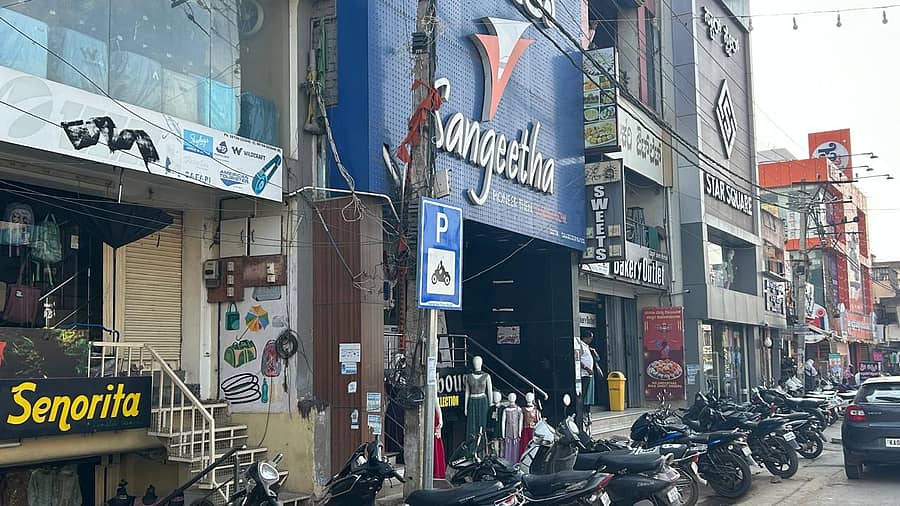 <div class="paragraphs"><p>ಚಿತ್ರದುರ್ಗದ ಮುಖ್ಯ ರಸ್ತೆಯ ಅಂಗಡಿಗಳ ಮೇಲೆ ರಾರಾಜಿಸುತ್ತಿರುವ ಇಂಗ್ಲಿಷ್ ನಾಮಫಲಕಗಳು </p></div>