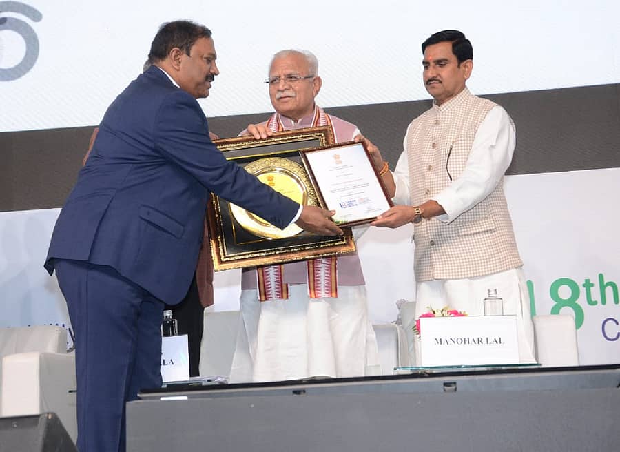 ಅವಾರ್ಡ್ ಆಫ್ ಎಕ್ಸಲೆನ್ಸ್ ಇನ್ ಅರ್ಬನ್ ಟ್ರಾನ್ಸ್ಪೋರ್ಟ್ ರಾಷ್ಟ್ರೀಯ ಪ್ರಶಸ್ತಿಯನ್ನು ಅಕ್ರಂ ಪಾಷ ಅವರಿಗೆ ಮನೋಹರ್ ಲಾಲ್, ತೋಕನ್ ಸಾಹು ಪ್ರದಾನ ಮಾಡಿದರು