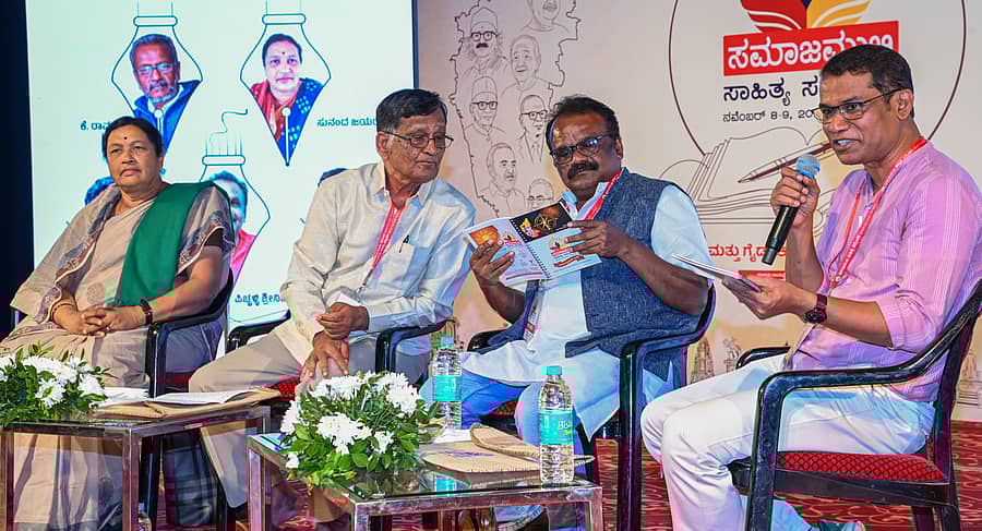 ‘ಕನ್ನಡದಲ್ಲಿ ಹೋರಾಟದ ಸಾಹಿತ್ಯ ಏಕಿಲ್ಲ?’ ಗೋಷ್ಠಿಯಲ್ಲಿ ಸುನಂದಾ ಜಯರಾಮ್, ಹಿ.ಶಿ. ರಾಮಚಂದ್ರೇಗೌಡ, ಪಿಚ್ಚಳ್ಳಿ ಶ್ರೀನಿವಾಸ್ ಮತ್ತು ಟಿ.ಎಚ್. ಲವಕುಮಾರ್ ಪಾಲ್ಗೊಂಡಿದ್ದರು
ಪ್ರಜಾವಾಣಿ ಚಿತ್ರ