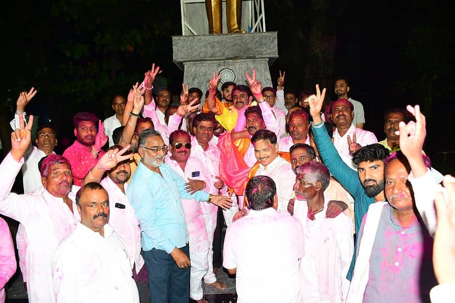 ಕಲಬುರಗಿಯ ಜಗತ್ ವೃತ್ತದಲ್ಲಿ ಡಿಸಿಸಿ ಬ್ಯಾಂಕ್ ಚುನಾವಣೆಯಲ್ಲಿ ಗೆಲುವು ಸಾಧಿಸಿದ ಬಳಿಕ ಕಲ್ಯಾಣರಾವ ಮೂಲಗೆ ಹಾಗೂ ಕಾಂಗ್ರೆಸ್ ಮುಖಂಡರು ವಿಜಯೋತ್ಸವ ಆರಿಸಿದರು