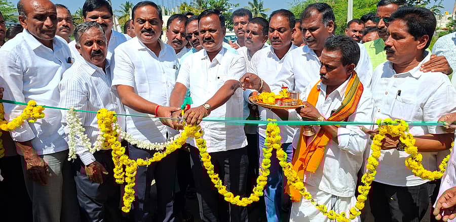 ಕಡೂರು ಪಟ್ನಣದ ವೆಂಕಟೇಶ್ವರ ನಗರ ಬಡಾವಣೆಯಲ್ಲಿ ನೂತನವಾಗಿ ನಿರ್ಮಿಸಿರುವ ರಸ್ತೆಯನ್ನು ಶಾಸಕ ಕೆ.ಎಸ್.ಆನಂದ್ ಭಾನುವಾರ ಉದ್ಘಾಟಿಸಿದರು. ಭಂಡಾರಿ ಶ್ರೀನಿವಾಸ್, ಎಂ.ರಾಜಪ್ಪ, ತಿಮ್ಮಯ್ಯ, ಓಂಕಾರ್ ಭಾಗವಹಿಸಿದ್ದರು