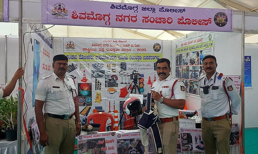 ಕೃಷಿ ಮೇಳದಲ್ಲಿ ನಗರ ಸಂಚಾರ ಠಾಣೆ ಇನ್‌ಸ್ಪೆಕ್ಟರ್ ದೇವರಾಜ್ ನೇತೃತ್ವದಲ್ಲಿ ಸಾರ್ವಜನಿಕರಿಗೆ ಜಾಗೃತಿ ಮೂಡಿಸಲಾಯಿತು