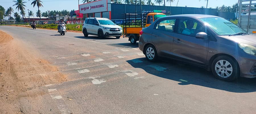 ಕಡೂರು ಹೊರವಲಯದಲ್ಲಿ ಬೈಪಾಸ್ ಮತ್ತು ಸರ್ವಿಸ್ ರಸ್ತೆ ಸಮೀಪ ಇರುವ ರಸ್ತೆ ಉಬ್ಬುಗಳು