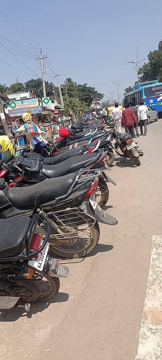 ಹಾರೋಹಳ್ಳಿ ಪಟ್ಟಣದ ಹೆದ್ದಾರಿಯ ಮುಖ್ಯರಸ್ತೆಯಲ್ಲಿ ವಾಹನಗಳನ್ನು ಅಡ್ಡಾದಿಡ್ಡಿಯಾಗಿ ನಿಲ್ಲಿಸಿರುವುದು