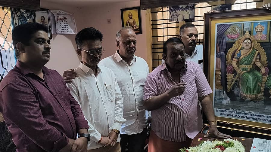 ಚಿತ್ರದುರ್ಗ ಸಂಸ್ಥಾನದ ರಾಣಿ ಗಂಡೋಬಳವ್ವ ನಾಗತಿಯ ಕಲಾಕೃತಿಯನ್ನು ಸಾಹಿತಿ ಬಿ.ಎಲ್.ವೇಣು ಅನಾವರಣಗೊಳಿಸಿ ಮಾತನಾಡಿದರು