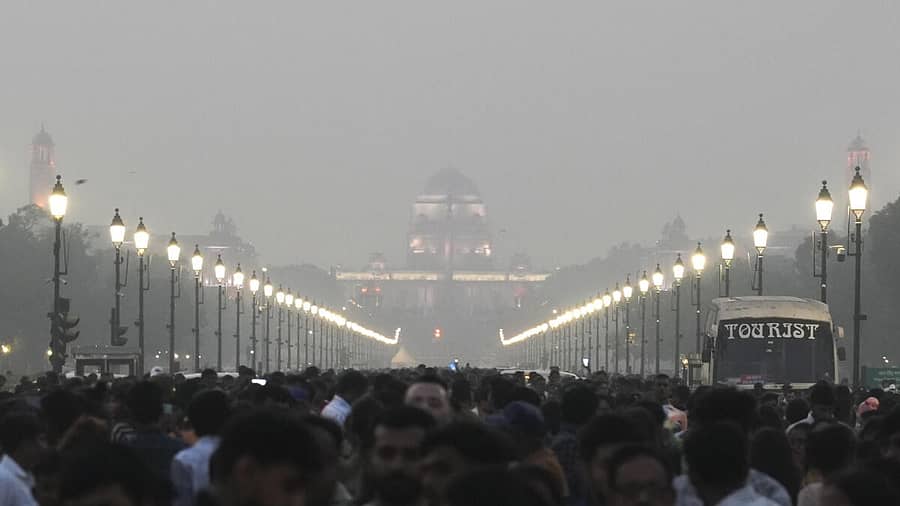 <div class="paragraphs"><p>ರಾಷ್ಟ್ರಪತಿ ಭವನದ ಬಳಿ ದಟ್ಟ ಹೊಗೆ ಆವರಿಸಿರುವುದು</p></div>