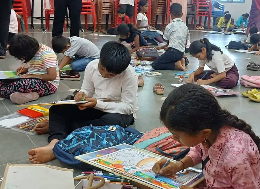 <div class="paragraphs"><p>‘ವರ್ಣಯಾನ’ ಸಮ್ಮೇಳನದ ಅಂಗವಾಗಿ ಚಿಣ್ಣರಿಗೆ ಚಿತ್ರಕಲಾ ಸ್ಪರ್ಧೆ ನಡೆಯಿತು </p></div>