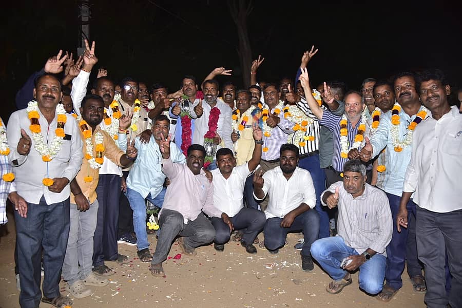 ಜಿಲ್ಲಾ ಕಾರ್ಯನಿರತ ಪತ್ರಕರ್ತರ ಸಂಘಕ್ಕೆ ಭಾನುವಾರ ನಡೆದ ಚುನಾವಣೆಯಲ್ಲಿ ಆರ್.ಎನ್.ಸಿದ್ದಲಿಂಗಸ್ವಾಮಿ ನೇತೃತ್ವದ ಬಣ ಗೆಲುವು ಸಾಧಿಸಿತು