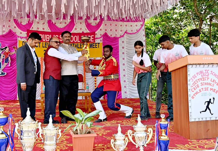 <div class="paragraphs"><p>ಸಕಲೇಶಪುರದ ಬಾಗೆ ಗ್ರಾಮದ ಜೆಎಸ್‌ಎಸ್‌ ಪಬ್ಲಿಕ್ ಶಾಲೆಯ ಆವರಣದಲ್ಲಿ ಶನಿವಾರ ನಡೆದ ಜಿಲ್ಲಾ ಮಟ್ಟದ ಸಿಬಿಎಸ್‌ಇ ಕ್ರೀಡಾಕೂಟದಲ್ಲಿ ಹಾಸನದ&nbsp;ಹೇಮಗಂಗೋತ್ರಿ ಪ್ರಾಧ್ಯಾಪಕ ಹಾಲಪ್ಪ ಆರ್. ಗಜೇರ ಕ್ರೀಡಾ ಜ್ಯೋತಿಗೆ ಚಾಲನೆ ನೀಡಿದರು</p></div>