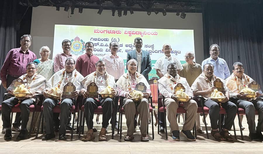 ಮಂಗಳೂರು ವಿವಿಯ ಕನ್ನಡ ವಿಭಾಗದಲ್ಲಿ ಸೇವೆ ಸಲ್ಲಿಸಿದ ನಿವೃತ್ತ ಪ್ರಾಧ್ಯಾಪಕರಾದ ಪ್ರೊ ಬಿ.ಎ.ವಿವೇಕ ರೈ, ಪ್ರೊ.ಕೆ.ಚಿನ್ನಪ್ಪ ಗೌಡ, ಪ್ರೊ.ಅಭಯಕುಮಾರ್, ಪ್ರೊ.ಶಿವರಾಮ ಶೆಟ್ಟಿ, ಪ್ರೊ.ಸೋಮಣ್ಣ, ಡಾ.ನಾಗಪ್ಪ ಗೌಡ, ಡಾ.ಧನಂಜಯ ಕುಂಬ್ಳೆ ಅವರನ್ನು ಸನ್ಮಾನಿಸಲಾಯಿತು