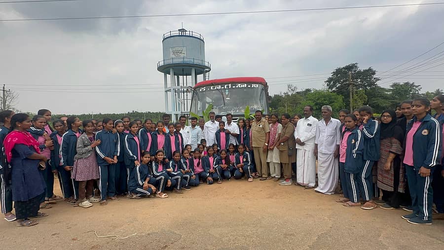 ಮಾಯಕೊಂಡ ಸಮೀಪದ ವಡೇರಹಳ್ಳಿಯಲ್ಲಿ ಶಾಸಕ ಕೆ.ಎಸ್.ಬಸವಂತಪ್ಪ ಸಾರಿಗೆ ಸಂಸ್ಥೆಯ ಬಸ್ ಸಂಚಾರಕ್ಕೆ ಚಾಲನೆ ನೀಡಿದರು