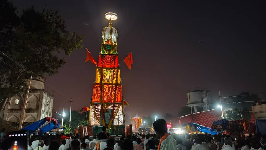 ಜೇವರ್ಗಿ ತಾಲ್ಲೂಕಿನ ಆಂದೋಲಾ ಗ್ರಾಮದ ಕರುಣೇಶ್ವರರ ಜಾತ್ರಾ ಮಹೋತ್ಸವ ಅಂಗವಾಗಿ ಅದ್ದೂರಿ ರಥೋತ್ಸವ ಜರುಗಿತು