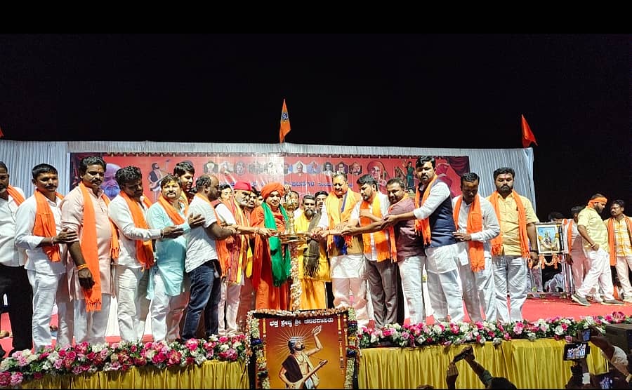 ಶಿರಹಟ್ಟಿಯ ಎಫ್.ಎಂ. ಡಬಾಲಿ ಪ್ರೌಢಶಾಲೆ ಮೈದಾನದಲ್ಲಿ ವಿವಿಧ ಹಿಂದೂಪರ ಸಂಘಟನೆಗಳ ವತಿಯಿಂದ ಶನಿವಾರ ಹಮ್ಮಿಕೊಂಡ ಹಿಂದೂ ಸಮಾವೇಶವನ್ನು ಗಣ್ಯರು ಉದ್ಘಾಟಿಸಿದರು 