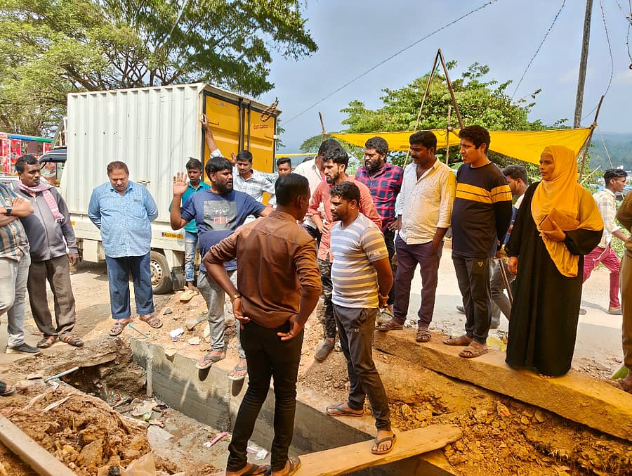 ಆಲ್ದೂರಿನ ಸಂತೆ ಮೈದಾನ ವಾರ್ಡಿನ ರಸ್ತೆ ಬದಿಯ ಮೋರಿಯನ್ನು ಮುಚ್ಚಿದ್ದನ್ನು ಪಂಚಾಯಿತಿ ಅಧಿಕಾರಿಗಳು ಮತ್ತು ಗ್ರಾಮಸ್ಥರು ವೀಕ್ಷಿಸಿದರು