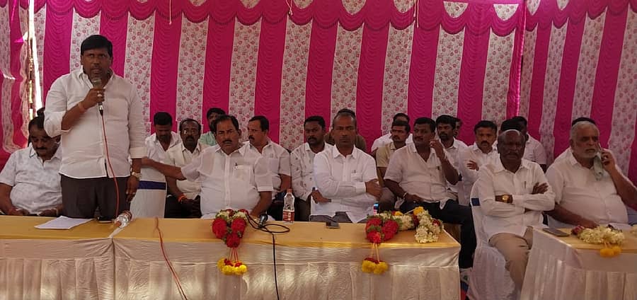 ಕೋಲಾರ ತಾಲ್ಲೂಕಿನ ಕುಡುವನಹಳ್ಳಿ ಗ್ರಾಮದಲ್ಲಿ ಕೆ.ಸಿ.ವ್ಯಾಲಿ ಸಮಸ್ಯೆ ಸಂಬಂಧ ನಡೆದ ಸಾರ್ವಜನಿಕರ ಸಭೆಯಲ್ಲಿ ಸಂಸದ ಎಂ.ಮಲ್ಲೇಶ್ ಬಾಬು ಮಾತನಾಡಿದರು. ಜಿ.ಕೆ.ವೆಂಕಟಶಿವಾರೆಡ್ಡಿ, ಸಿಎಂಆರ್ ಶ್ರೀನಾಥ್, ಶೇಷಾಪುರ ಗೋಪಾಲ್, ಶ್ರೀನಿವಾಸ್ ಹಾಗೂ ಗ್ರಾಮದ ಮುಖಂಡರು ಪಾಲ್ಗೊಂಡಿದ್ದರು