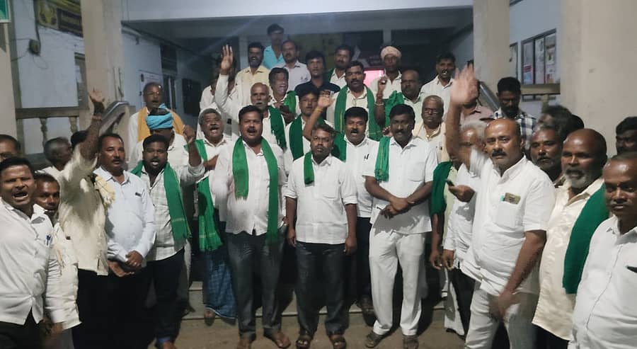 ಹಾವೇರಿ ಜಿಲ್ಲಾಧಿಕಾರಿ ಕಚೇರಿಯಲ್ಲಿ ಭಾನುವಾರ ನಡೆದ ಸಭೆಯಲ್ಲಿ ಪಾಲ್ಗೊಂಡಿದ್ದ ಕಬ್ಬು ಬೆಳೆಗಾರರು ಹಾಗೂ ರೈತ ಮುಖಂಡರು