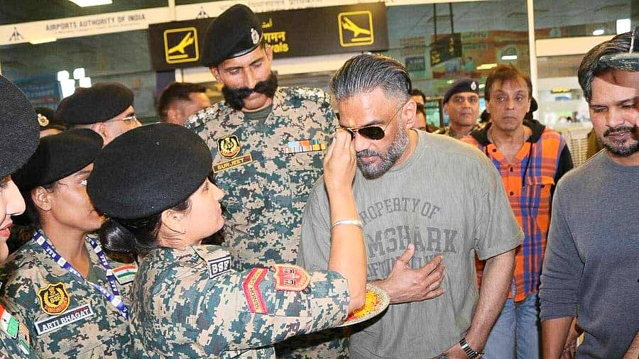 <div class="paragraphs"><p>ಶೂಟಿಂಗ್ಗಾಗಿ ಕಾಶ್ಮೀರದತ್ತ ಮತ್ತೆ ಬಾಲಿವುಡ್ ಮಂದಿ: ನಟ ಸುನಿಲ್ ಶೆಟ್ಟಿ ವಿಶ್ವಾಸ</p></div>