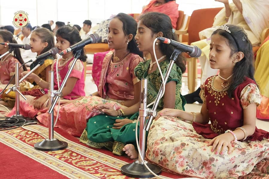 ಚಿಕ್ಕಬಳ್ಳಾಪುರ ತಾಲ್ಲೂಕಿನ ಮುದ್ದೇನಹಳ್ಳಿ ಸತ್ಯಸಾಯಿ ಗ್ರಾಮದಲ್ಲಿ ನಡೆದ ಒಂದು ಜಗತ್ತು ಒಂದು ಕುಟುಂಬ ವಿಶ್ವ ಸಾಂಸ್ಕೃತಿಕ ಮಹೋತ್ಸವದಲ್ಲಿ ಮಕ್ಕಳು ಭಜನೆ ಕಾರ್ಯಕ್ರಮ ನಡೆಸಿಕೊಟ್ಟರು