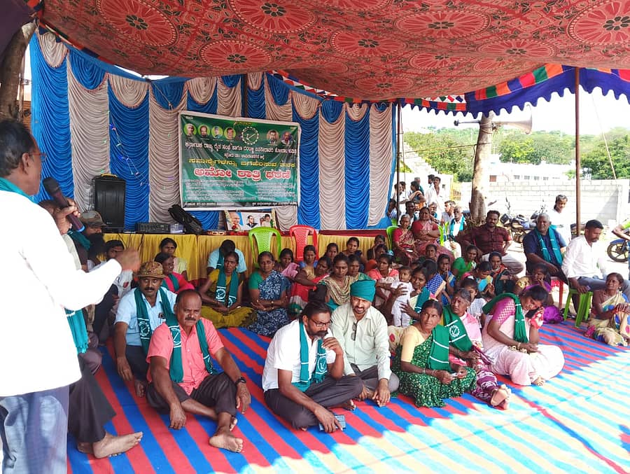 ಹನೂರು ತಾಲೂಕಿನಲ್ಲಿ ಸಮಗ್ರ ನೀರಿನ ಅಭಿವೃದ್ಧಿಗೆ ಒತ್ತಾಯಿಸಿ ನಡೆಯುತ್ತಿರುವ ಅಹೋರಾತ್ರಿ ಧರಣಿ 14ನೇ ದಿನವೂ ಮುಂದುವರೆದಿದೆ