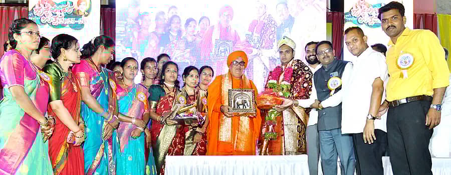 ಹುಕ್ಕೇರಿ ಗುರುಶಾಂತೇಶ್ವರ ಜನಕಲ್ಯಾಣ ಪ್ರತಿಷ್ಠಾನದ ‘ಹುಕ್ಕೇರಿಶರ ಉತ್ಸವ’ದಲ್ಲಿ ಪಾಲ್ಗೊಂಡ ಮೈಸುರು ಸಂಸದ ಯದುವೀರ ಕೃಷ್ಣದತ್ತ ಚಾಮರಾಜ ಒಡೆಯರ ಅವರನ್ನು ಚಂದ್ರಶೇಖರ್ ಸ್ವಾಮೀಜಿ ಮತ್ತು ಗಣ್ಯರು ಶನಿವಾರ ಸತ್ಕರಿಸಿದರು