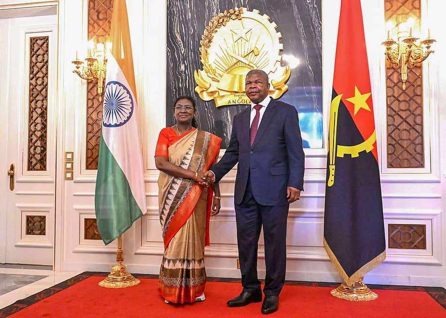 ರಾಷ್ಟ್ರಪತಿ ದ್ರೌಪದಿ ಮುರ್ಮು ಅವರನ್ನು ಅಂಗೋಲದ ಅಧ್ಯಕ್ಷ ಜೊವಾವೊ ಮ್ಯಾನುಯೆಲ್ ಗೊನ್ಸಾಲ್ವೆಸ್ ಲೌರೆನ್ಕೊ ಅವರು ಸ್ವಾಗತಿಸಿದರು (ಪಿಟಿಐ ಚಿತ್ರ)