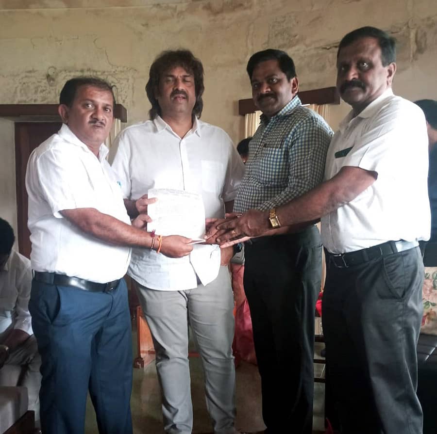 <div class="paragraphs"><p>ಸೋಮವಾರಪೇಟೆ ಶಾಸಕರ ಕಚೇರಿಯಲ್ಲಿ ಕೊಡಗು ಜಿಲ್ಲಾ ಪ್ರೌಢಶಾಲಾ ಸಹ ಶಿಕ್ಷಕ ಸಂಘದ ಪದಾಧಿಕಾರಿಗಳು ಶಿಕ್ಷಣ ಮತ್ತು ಸಾಕ್ಷರತಾ ಇಲಾಖೆಯ ಸಚಿವ ಮಧು ಬಂಗಾರಪ್ಪ ಅವರನ್ನು ಭೇಟಿ ಮಾಡಿ ಮನವಿ ಪತ್ರ ಸಲ್ಲಿಸಿದರು&nbsp;&nbsp;</p></div>