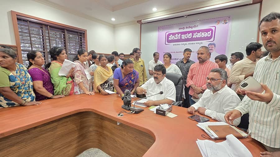 ಜಿಲ್ಲಾ ಉಸ್ತುವಾರಿ ಸಚಿವ ಮಂಕಾಳ ವೈದ್ಯ ಜನಸ್ಪಂದನಾ ಸಭೆ ನಡೆಸಿ ಜನರ ಸಮಸ್ಯೆ ಆಲಿಸಿದರು