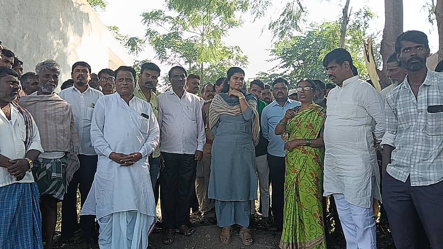 ತಾಳಿಕೋಟೆ ತಾಲ್ಲೂಕಿನ ಗಡಿ ಸೋಮನಾಳ ಗ್ರಾಮದಲ್ಲಿ ಮಹಿಳೆಯರ ಬಯಲು ಶೌಚಾಲಯ ಸ್ಥಳ ತೆರವುಗೊಳಿಸಿದ ವಿವಾದದ ಹಿನ್ನೆಲೆಯಲ್ಲಿ ತಹಶೀಲ್ದಾರ್ ವಿನಯಾ ಹೂಗಾರ ಭಾನುವಾರ ಗ್ರಾಮಕ್ಕೆ ಭೇಟಿ ನೀಡಿ, ಗ್ರಾಮಸ್ಥರೊಂದಿಗೆ ಸಭೆ ನಡೆಸಿದರು