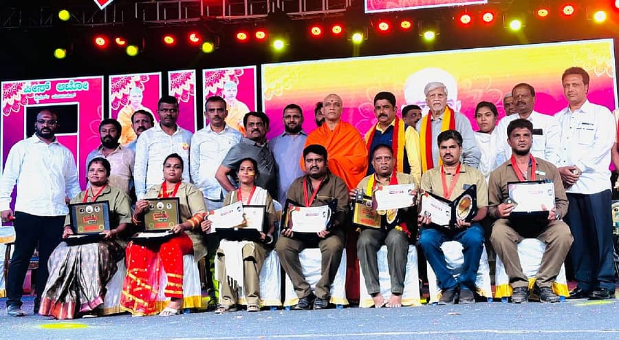 ಸನ್ನಡತೆ ಹೊಂದಿರುವ ಏಳು ಆಟೊ ಚಾಲಕ ಹಾಗೂ ಚಾಲಕಿಯರಿಗೆ ಚಿನ್ನದ ಪದಕ ನೀಡಿ ಗೌರವಿಸಲಾಯಿತು.