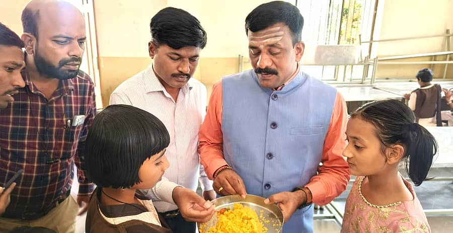 ಬೀದರ್ ತಾಲ್ಲೂಕಿನ ಕಪಲಾಪುರ ಬಳಿಯ ಮೊರಾರ್ಜಿ ದೇಸಾಯಿ ವಸತಿ ಶಾಲೆಗೆ ಭೇಟಿ ನೀಡಿದ ರಾಜ್ಯ ಮಕ್ಕಳ ಹಕ್ಕುಗಳ ರಕ್ಷಣಾ ಆಯೋಗದ ಅಧ್ಯಕ್ಷ ಶಶಿಧರ ಕೋಸಂಬೆ ಅವರು ಉಪ್ಪಿಟ್ಟಿನಲ್ಲಿ ಹುಳು ಇರುವುದನ್ನು ಅಧಿಕಾರಿಗಳಿಗೆ ತೋರಿಸಿ ಅಸಮಾಧಾನ ವ್ಯಕ್ತಪಡಿಸಿದರು