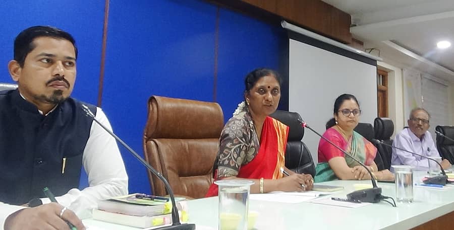 ಸಭೆಯಲ್ಲಿ ರಾಜ್ಯ ಮಾಹಿತಿ ಆಯುಕ್ತೆ ಮಮತಾ ಗೌಡ ಮಾತನಾಡಿದರು