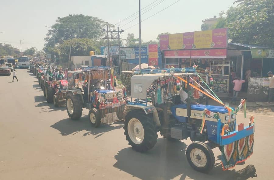 ಬೆಳಗಾವಿ ಜಿಲ್ಲೆಯ ಬೈಲಹೊಂಗಲ ಪಟ್ಟಣದಲ್ಲಿ ಸೋಮವಾರ ರೈತರು ಟ್ರ್ಯಾಕ್ಟರ್ ರ್ಯಾಲಿ ನಡೆಸಿದರು