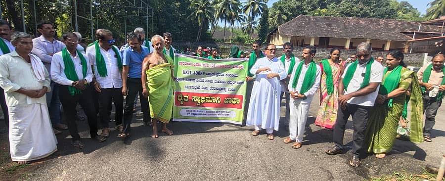 ಚಿತ್ರ:10ಎಂಡಿಬಿ1 ಮೂಡುಬಿದಿರೆ ಸಮೀಪದ ನಿಡ್ಡೋಡಿಯಲ್ಲಿ ಸೋಮವಾರ ಯುಕೆಟಿಎಲ್ ಯೋಜನೆ ವಿರೋಧಿಸಿ ರೈತರು ಸ್ವಾಭಿಮಾನ ಜಾಥಾ ನಡೆಸಿದರು