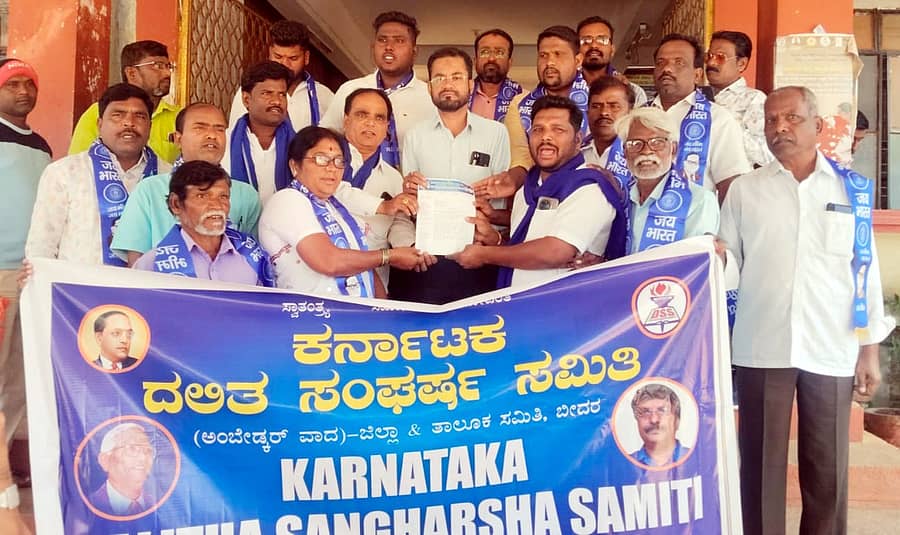 ಕರ್ನಾಟಕ ದಲಿತ ಸಂಘರ್ಷ ಸಮಿತಿ ಜಿಲ್ಲಾ ಘಟಕದ (ಅಂಬೇಡ್ಕರ್ ವಾದ) ಪದಾಧಿಕಾರಿಗಳು ಬೀದರ್ನಲ್ಲಿ ಸೋಮವಾರ ತಹಶೀಲ್ದಾರ್ಗೆ ಮನವಿ ಪತ್ರ ಸಲ್ಲಿಸಿದರು