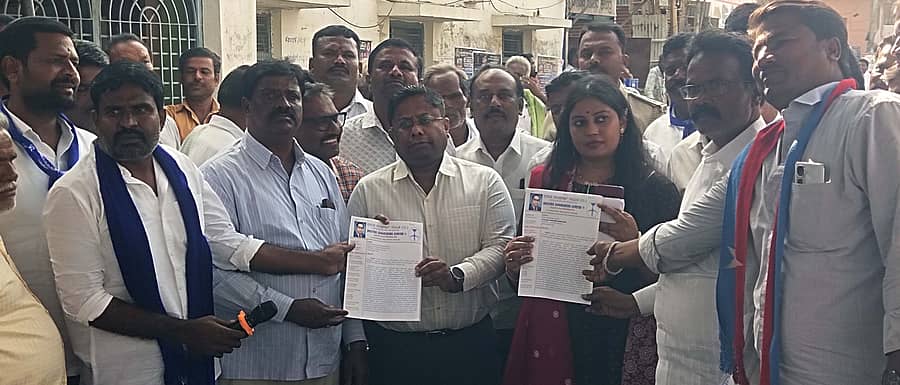 ಬಾಗೇಪಲ್ಲಿ ತಾಲ್ಲೂಕು ಪಂಚಾಯಿತಿ ಕಚೇರಿ ಎದುರು ಸೋಮವಾರ ಪ್ರತಿಭಟನೆ ನಡೆಸಿದ ದಲಿತ ಸಂಘರ್ಷ ಸಮಿತಿಯ ಪದಾಧಿಕಾರಿಗಳು ತಹಶೀಲ್ದಾರ್ ಮನೀಷಾ ಎನ್. ಪತ್ರ, ಇಒ ಜಿ.ವಿ.ರಮೇಶ್‍ ಅವರಿಗೆ ಮನವಿ ಪತ್ರ ಸಲ್ಲಿಸಿದರು