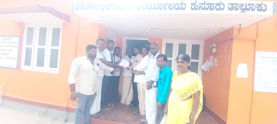 ಹನೂರು ಪಟ್ಟಣದಲ್ಲಿ ಡಿಎಸ್ಎಸ್ ವತಿಯಿಂದ ದೇಶದಲ್ಲಿ ಅಶಾಂತಿ ಉಂಟು ಮಾಡುತ್ತಿರುವ ಆರ್‌ಎಸ್ಎಸ್ ಸಂಘಟನೆಗೆ ಕಡಿವಾಣ ಹಾಕಬೇಕು ಎಂದು ಒತ್ತಾಯಿಸಿ ತಹಶೀಲ್ದಾರ್‌ಗೆ ಮನವಿ ಸಲ್ಲಿಸಲಾಯಿತು