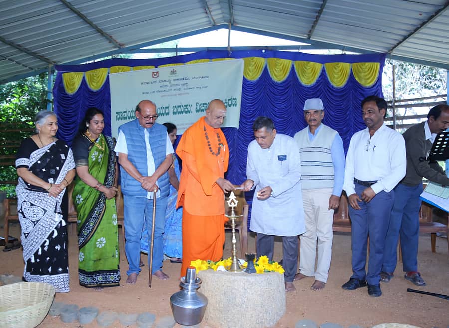 ತೋವಿನಕೆರೆ ಸಮೀಪದ ಹೊಲತಾಳು ಗ್ರಾಮದ ಅಬೇತೋಸಂನಲ್ಲಿ ಭಾನುವಾರ ಸಾವಯವ ಬೇಸಾಯದ ಬದುಕು ವಿಚಾರ ವಿಚಾರ ಸಂಕಿರಣ ನಡೆಯಿತು