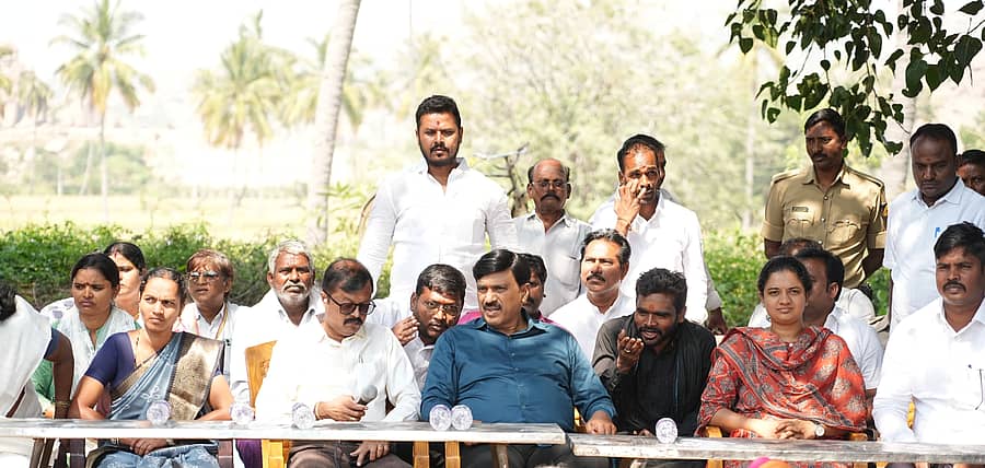 ಗಂಗಾವತಿ ತಾಲ್ಲೂಕಿನ ಚಿಕ್ಕರಾಂಪುರ ಗ್ರಾಮದಲ್ಲಿ ಶಾಸಕ ಜಿ. ಜನಾರ್ದನರೆಡ್ಡಿ ಸೋಮವಾರ ಸ್ಥಳೀಯ ಜನರ ಜೊತೆ ಸಮಾಲೋಚನೆ ಸಭೆ ನಡೆಸಿದರು.