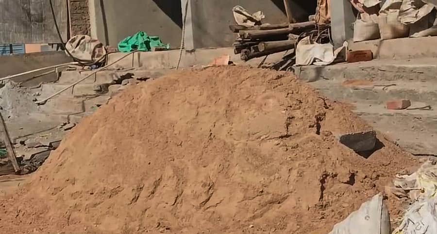 ಲಕ್ಷ್ಮೇಶ್ವರದಲ್ಲಿ ನಿರ್ಮಾಣ ಆಗುತ್ತಿರುವ ಮನೆ ಎದುರು ಸಂಗ್ರಹ ಇರುವ ಮರಳು