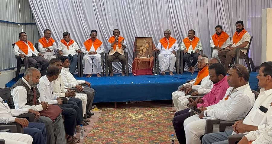 ಕೂಡಲಸಂಗಮದ ಯಾತ್ರಿನಿವಾಸದಲ್ಲಿ ಬಸವ ಧರ್ಮ ಪೀಠದ ಭಕ್ತರ ಸಭೆ ನಡೆಯಿತು