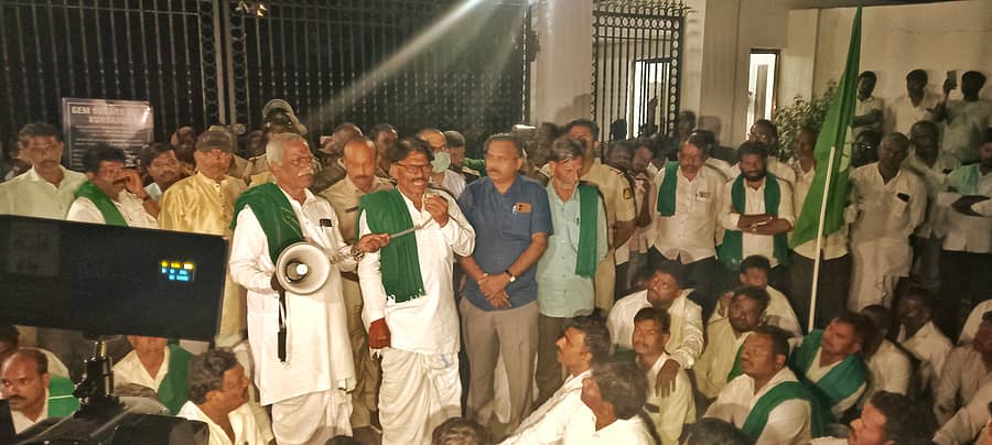 <div class="paragraphs"><p>ಬೀಳಗಿ ತಾಲ್ಲೂಕಿನ ಜೆಮ್ ಶುಗರ್ಸ್ ಮುಂದೆ ರೈತರು ಪ್ರತಿಭಟನೆ ಮಾಡಿದರು</p></div>