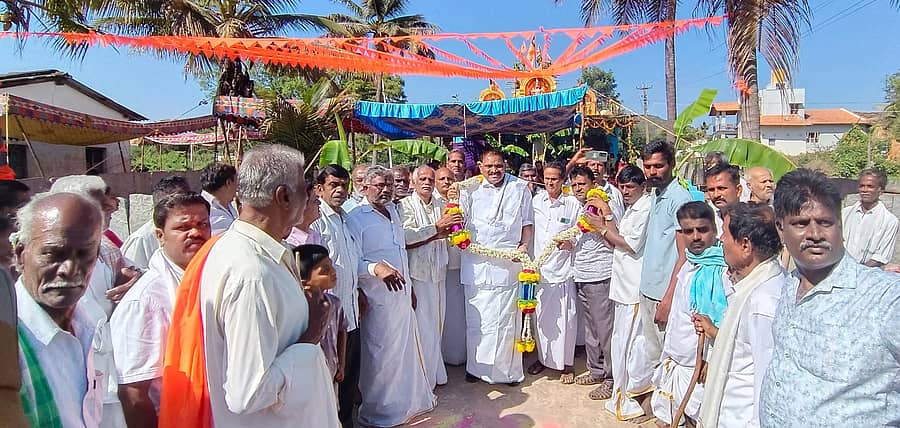 ಅರಸೀಕೆರೆ ಕಣಕಟ್ಟೆ ಹೋಬಳಿಯ ಶ್ಯಾನೆಗೆರೆಯ ಗರುಡನಗಿರಿ ಗ್ರಾಮದ ಆಂಜನೇಯ ಸ್ವಾಮಿಯ ಅಷ್ಟಬಂಧ ಜೀರ್ಣೋದ್ಧಾರ ಶಿಖರ ಕಳಶಾರೋಹಣ ಹಾಗೂ ಧಾರ್ಮಿಕ ಸಮಾರಂಭದಲ್ಲಿ ಶಾಸಕ ಕೆ.ಎಂ.ಶಿವಲಿಂಗೇಗೌಡ ಅವರನ್ನು ಗ್ರಾಮಸ್ಥರು ಗೌರವಿಸಿದರು 