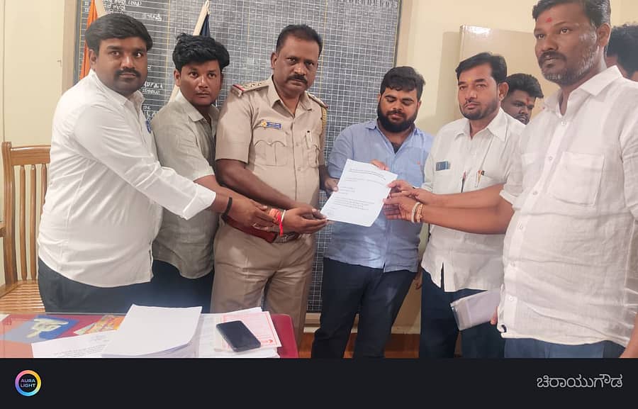 <div class="paragraphs"><p>ಜೇವರ್ಗಿ ತಾಲ್ಲೂಕಿನ ನಾರಾಯಣಪುರ ಗ್ರಾಮದ ರಶೀದ್ ಮುತ್ಯಾ ಅವರ ಮೇಲೆ ಸೂಕ್ತ ಕಾನೂನು ಕ್ರಮ ಜರುಗಿಸುವಂತೆ ಬಿಜೆಪಿ ಮುಖಂಡ ಮಣಿಕಂಠ ರಾಠೋಡ ಸಿಪಿಐ ರಾಜೇಸಾಬ ನದಾಫ್ ಅವರಿಗೆ ಮನವಿ ಪತ್ರ ಸಲ್ಲಿಸಿದರು</p></div>