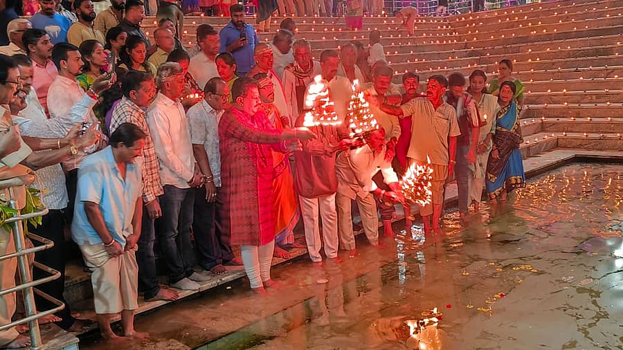 ಯಲಹಂಕದ ಅಮಾನಿ ಕೆರೆಯಲ್ಲಿ ಆಯೋಜಿಸಿದ್ದ ಗಂಗಮ್ಮದೇವಿ ಲಕ್ಷದೀಪೋತ್ಸವಕ್ಕೆ ಎಸ್.ಆರ್. ವಿಶ್ವನಾಥ್ ಚಾಲನೆ ನೀಡಿದರು.