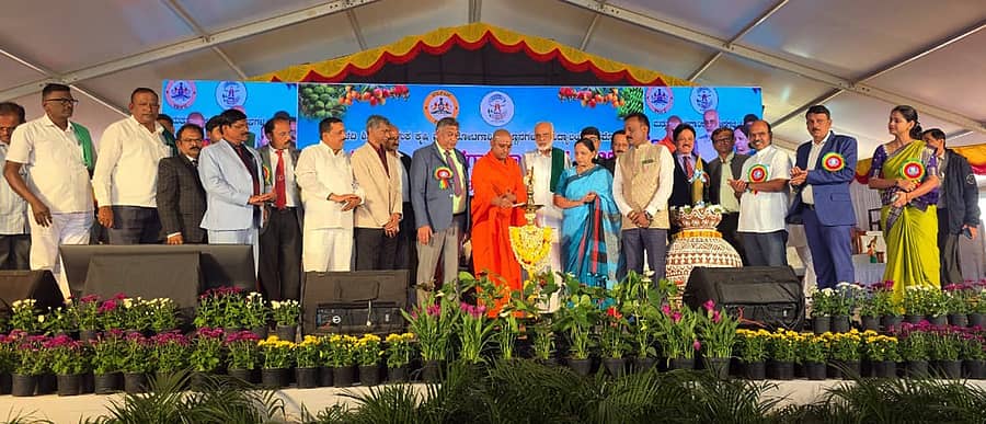 ಶಿವಮೊಗ್ಗದ ನವುಲೆಯಲ್ಲಿ ಸೋಮವಾರ ಕೃಷಿ ಮತ್ತು ತೋಟಗಾರಿಕೆ ಮೇಳದ ಸಮಾರೋಪ ಸಮಾರಂಭವನ್ನು ಆದಿಚುಂಚನಗಿರಿ ಶಾಖಾ ಮಠದ ನಾದಮಯಾನಂದನಾಥ ಸ್ವಾಮೀಜಿ ಉದ್ಘಾಟಿಸಿದರು