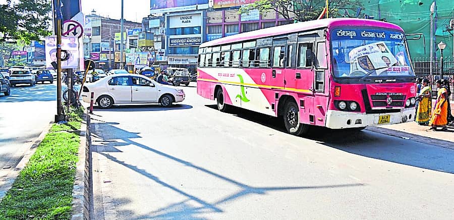 <div class="paragraphs"><p>ಹುಬ್ಬಳ್ಳಿಯ ಕೇಶ್ವಾಪುರ ಸರ್ಕಲ್‌ನಲ್ಲಿ ಅವೈಜ್ಞಾನಿಕ ಬಸ್‌ ತಂಗುದಾಣದ ನೋಟ</p><p></p></div>