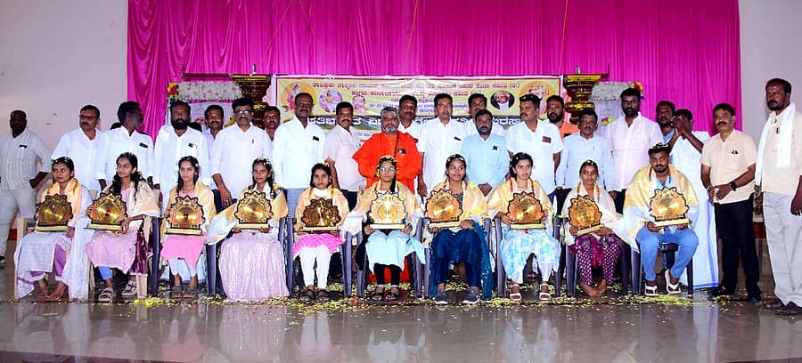ಹೊಳಲ್ಕೆರೆಯಲ್ಲಿ ನಡೆದ ವಾಲ್ಮೀಕಿ ನಾಯಕ ಸಮಾಜ ಏರ್ಪಡಿಸಿದ್ದ ಪ್ರತಿಭಾ ಪುರಸ್ಕಾರ ಕಾರ್ಯಕ್ರಮದಲ್ಲಿ ಪ್ರಸನ್ನಾನಂದ ಪುರಿ ಸ್ವಾಮೀಜಿ ವಿದ್ಯಾರ್ಥಿಗಳನ್ನು ಸನ್ಮಾನಿಸಿದರು.
