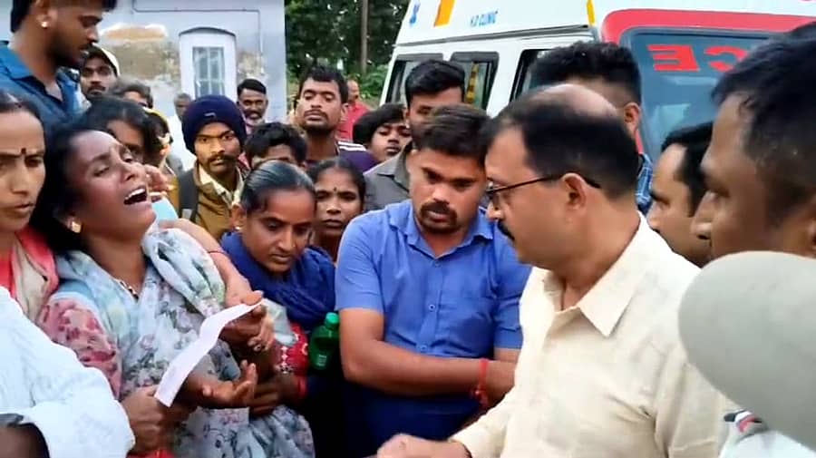 ರೋಧನದೊಂದಿಗೆ ಹನುಮಂತ ಪತ್ನಿ ಅರಣ್ಯ ಇಲಾಖೆಯಿಂದ ಚೆಕ್ ಪಡೆದರು