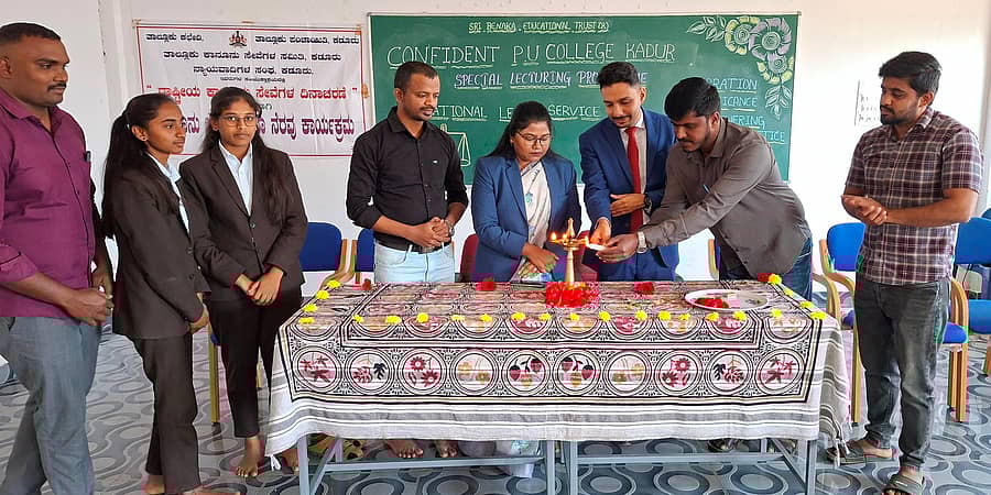 ಕಡೂರು ಕಾನ್ಫಿಡೆಂಟ್ ಪಿಯು ಕಾಲೇಜಿನಲ್ಲಿ ಸೋಮವಾರ ನಡೆದ ಕಾರ್ಯಕ್ರಮವನ್ನು ಜೆಎಂಎಫ್ಸಿ ಪ್ರಧಾನ ಸಿವಿಲ್ ನ್ಯಾಯಾಧೀಶೆ ಅಮ್ರೀನ್ ಸುಲ್ತಾನಾ ಉದ್ಘಾಟಿಸಿದರು. ಹೆಚ್ಚುವರಿ ನ್ಯಾಯಾಧೀಶ ತಹ ಖಲೀಲ್, ಪ್ರಾಚಾರ್ಯ ಸಂತೋಷ್ಕುಮಾರ್, ಉಪನ್ಯಾಸಕರಾದ ಚೇತನ್, ಅಭಿಷೇಕ್ ಇದ್ದರು